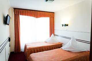 Отель Hotel Zamca Suceava Сучава Двухместный номер с 2 отдельными кроватями-3